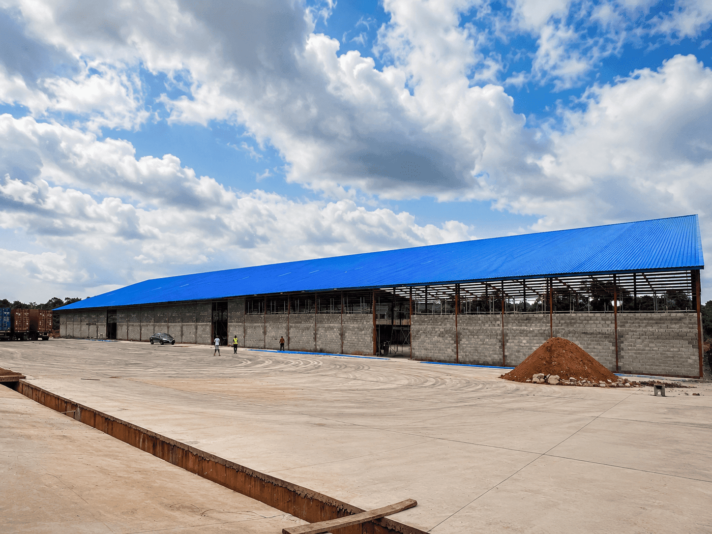 God’s Promise Group supplying and installing blue aluminium roofing sheets on a large warehouse project along Mowe–Sagamu Expressway, Ogun State, Nigeria.